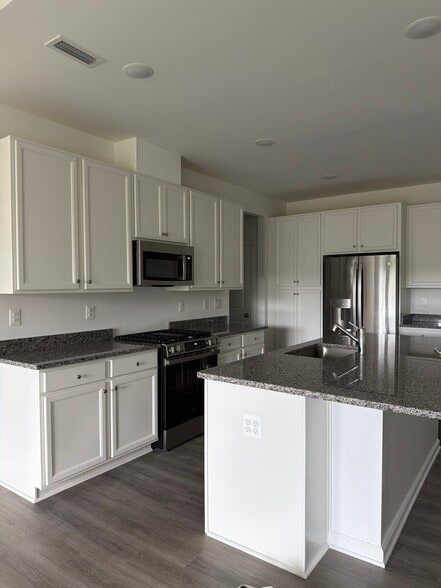 Building Photo - 20415 Spyglass Cir