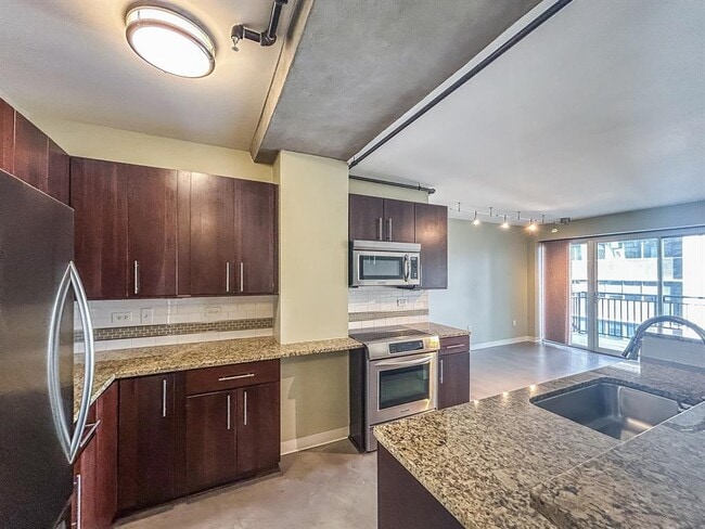 Building Photo - 800 Brazos St