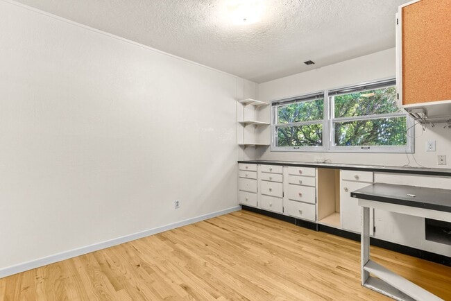 Building Photo - 9877 SE 33rd Ave