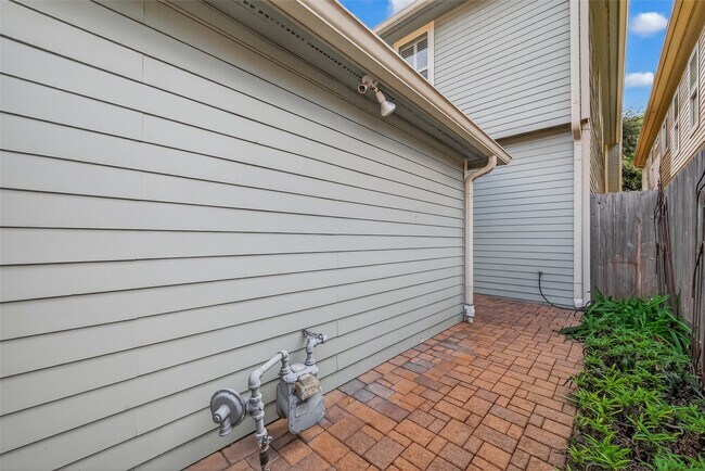 Building Photo - 431 Westmoreland St