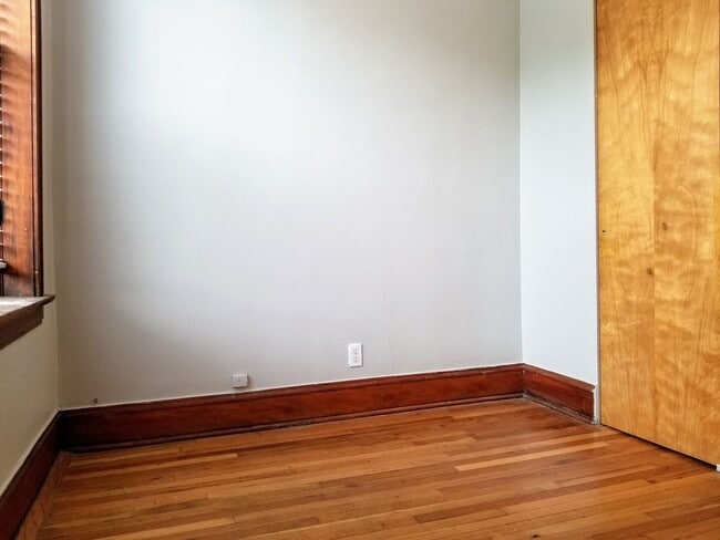 Building Photo - Lovely 2 bedroom in the heart of Ukrainian Village