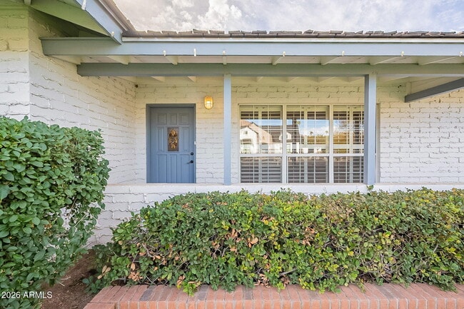 Building Photo - 5715 E Calle Del Paisano