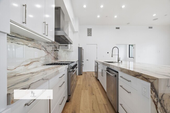 Building Photo - Luxury Modern Living with Stunning LA Skyline Views