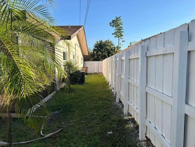 Building Photo - 3291 SW 4th St