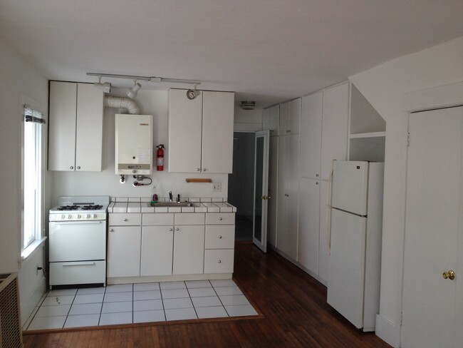 Kitchen looking towards bedroom - 210 Horizon Ave