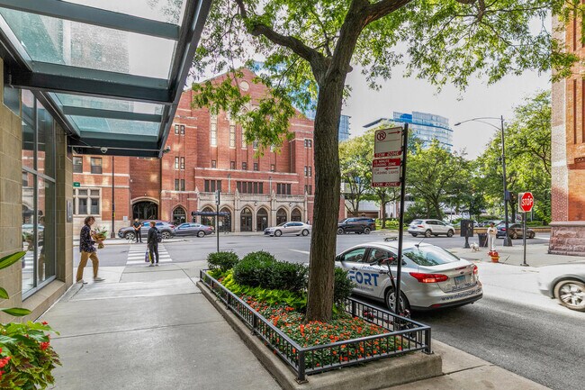 Building Photo - 121 W Chestnut St