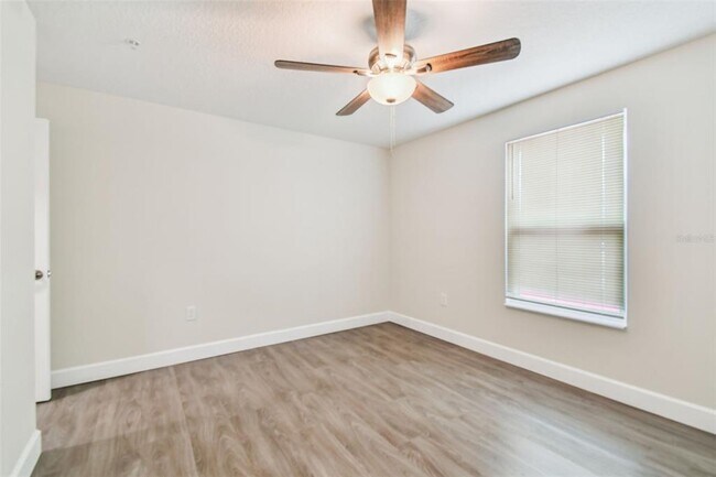 Building Photo - 650 E Tarpon Ave