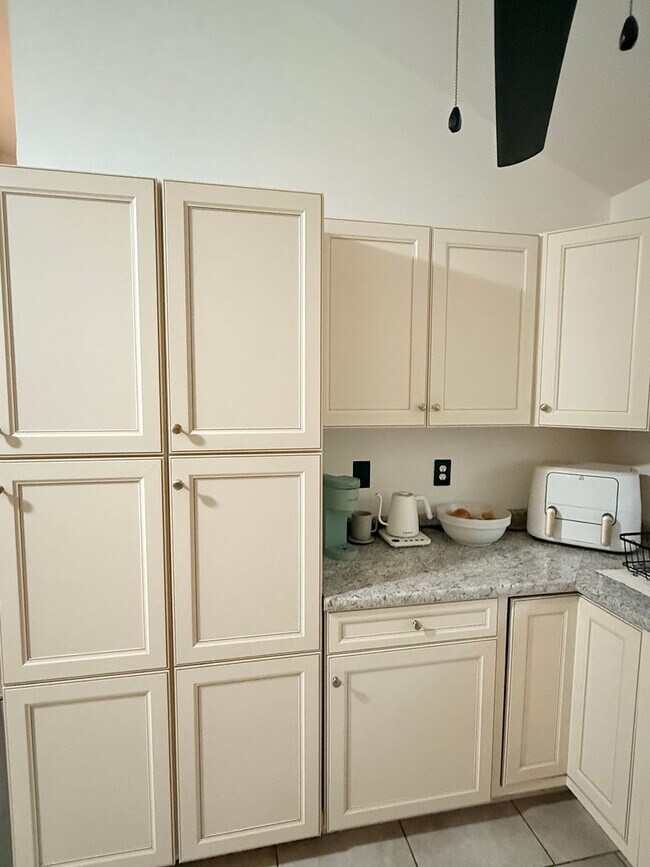 Building Photo - $3,500 / Month | 3 Bed / 2 Bath | Haleakala Gardens