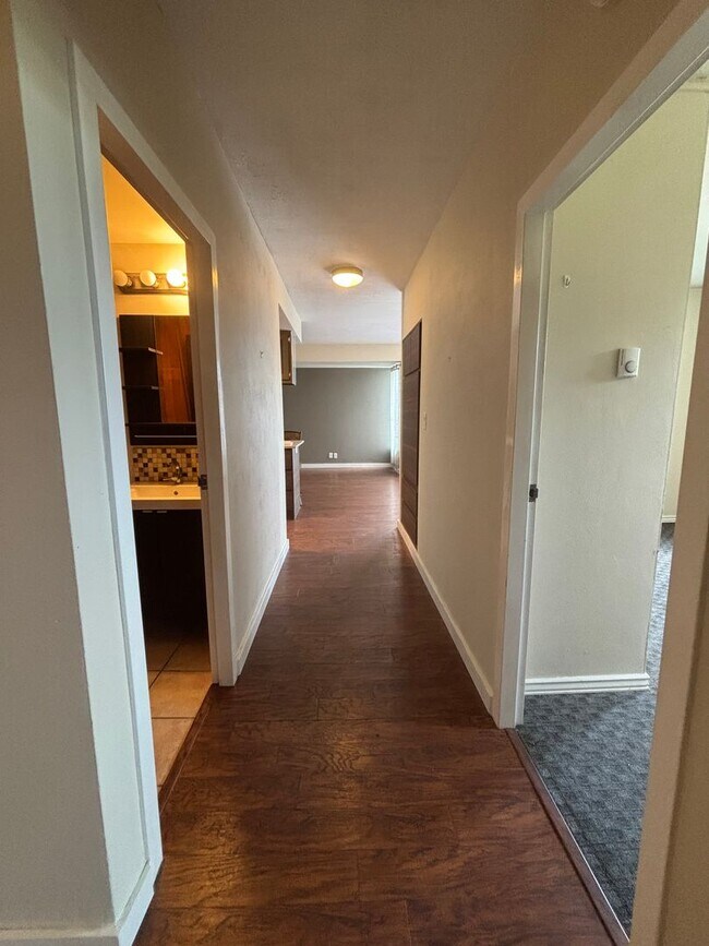 Building Photo - Upgraded 2 Bedroom 2 Bath Close to Downtow...