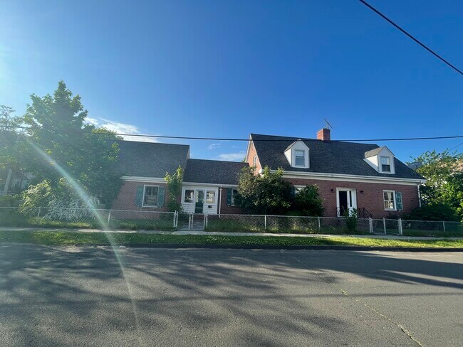 Building Photo - 95 Noble St