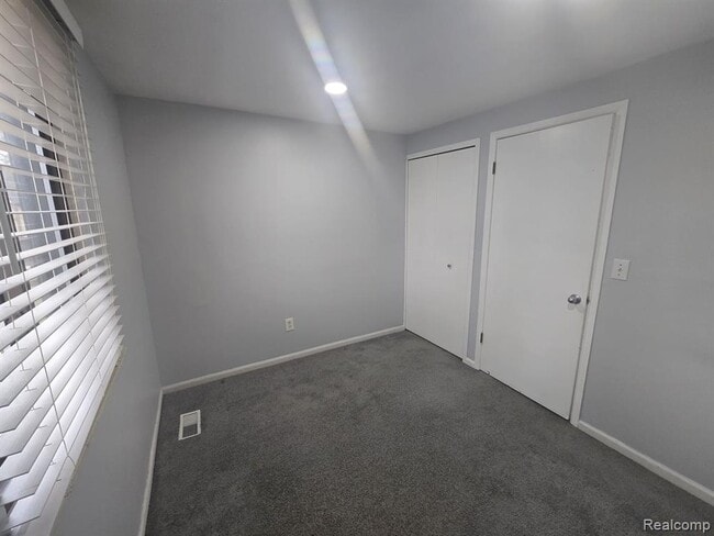 Building Photo - 8410 Hickory Dr