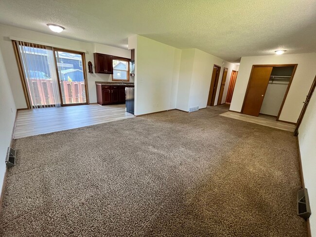 Building Photo - 2 Bed/1 Bath Duplex with Garage and Unfinished Basement!