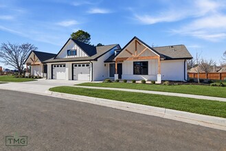 Building Photo - Lawn Care Included! Fully Updated 2 Bed / 2 Bath Duplex – Prime Broken Arrow Location!