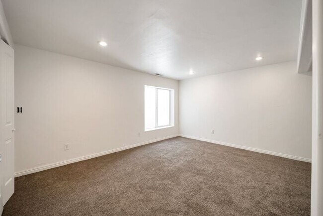 Building Photo - Awesome Townhome in Iverness Square in Murray