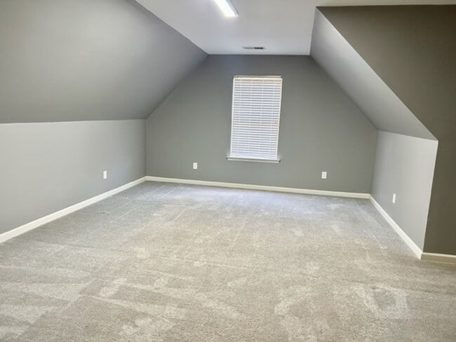 Building Photo - Beautiful 4 Bedroom 3 Bath Home in Lake Forest!