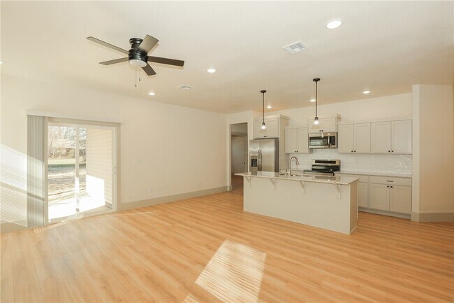 Building Photo - 655 N Genevieve Ave