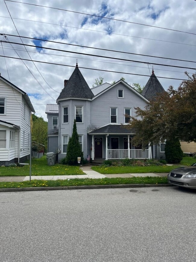 Building Photo - 374 Pine St