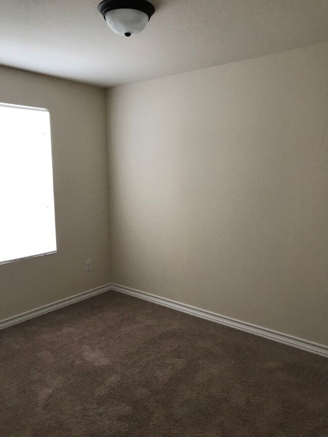 Building Photo - Town home for rent