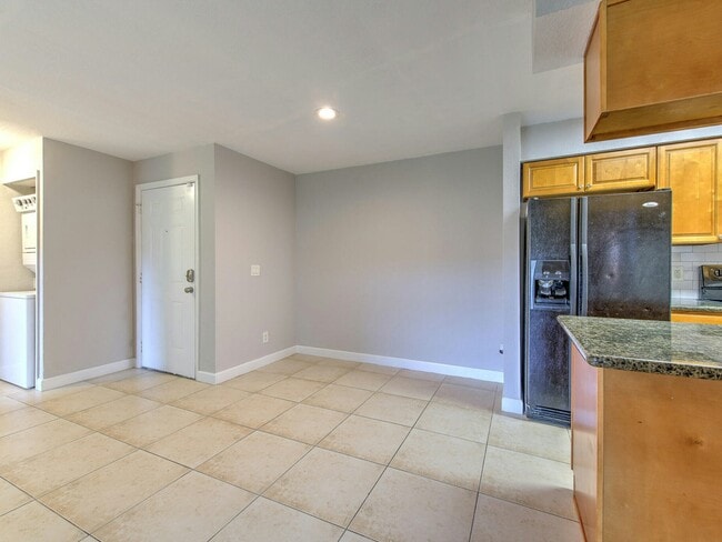 Building Photo - 526 Golden Raintree Pl