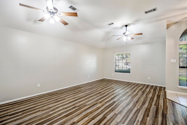 Building Photo - Bright and Beautiful Open-Concept Home!