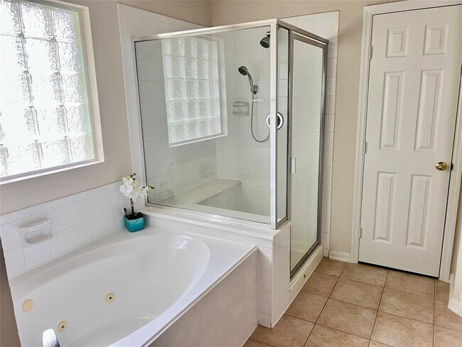 Building Photo - 42 W Foxbriar Forest Cir