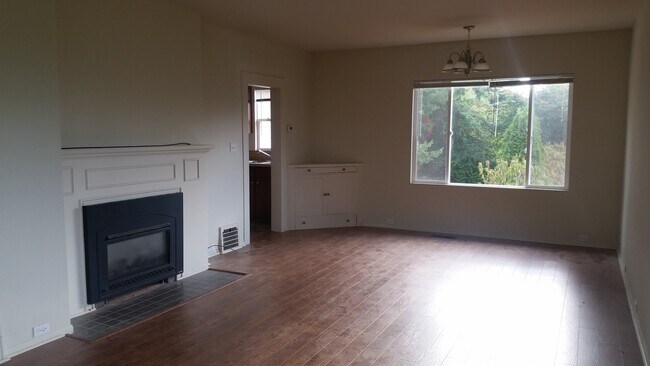 Building Photo - Exquisite 3 Bed, 1.75 Bath Home in Old Fai...