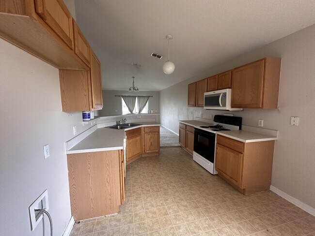Building Photo - 2529 SW 156th Pl