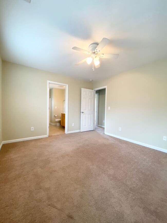 Building Photo - Beautiful 3 Bed 2.5 Bath House