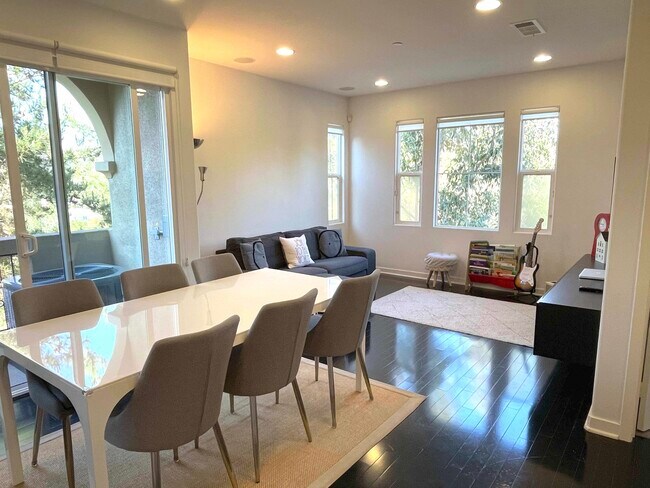 Building Photo - 2110 Cosmo Way