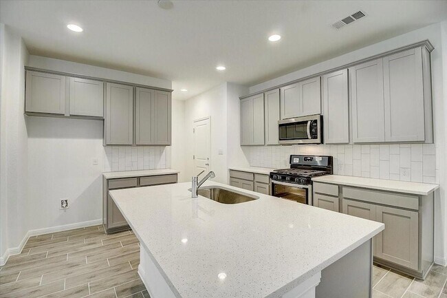 Building Photo - 117 Lacey Oak Lp