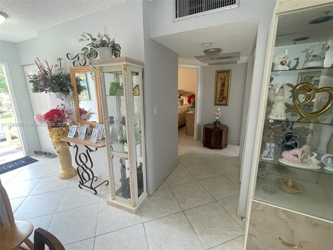 Building Photo - 5031 W Oakland Park Blvd