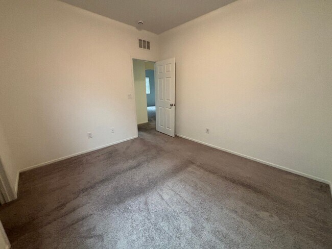 Building Photo - Beautiful Gated 3-Bed, 2.5-Bath Townhome i...