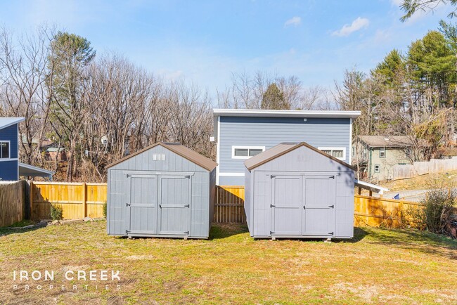 Building Photo - Charming 2-Bedroom Duplex in East Asheville