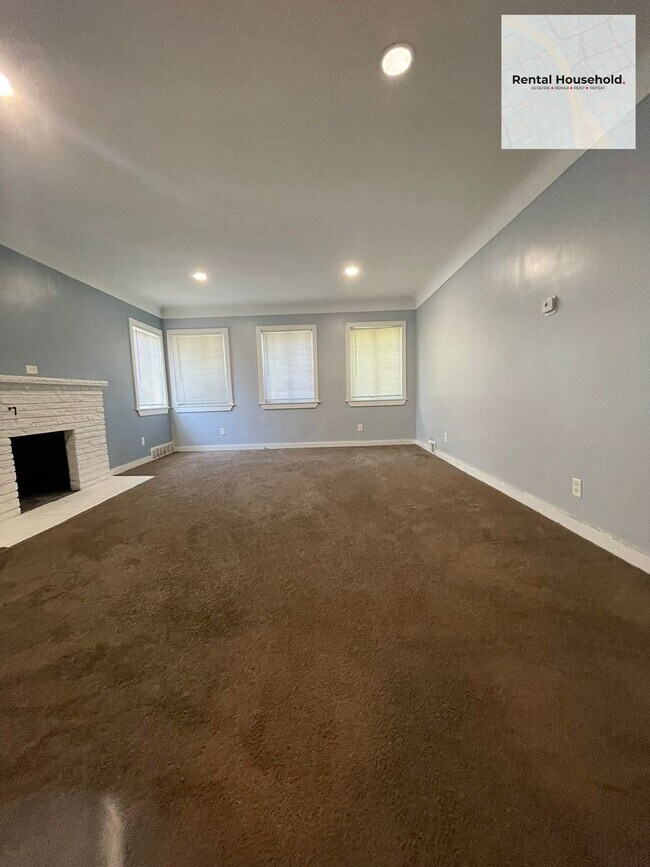 Building Photo - Stunning & Spacious 3-Bedroom Home in Warren!