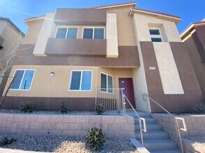 Building Photo - AMAZING GATED 3 BED 2.5 BATH 2 CAR GARAGE !