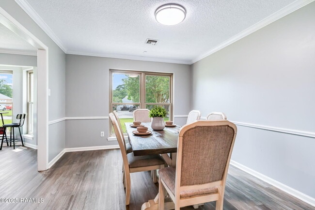 Building Photo - 206 Country Club Dr