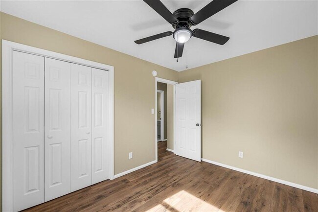 Building Photo - 703 SE Sullivan Dr