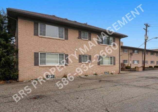 Building Photo - Upper end-unit condo in desirable Rochester Hills