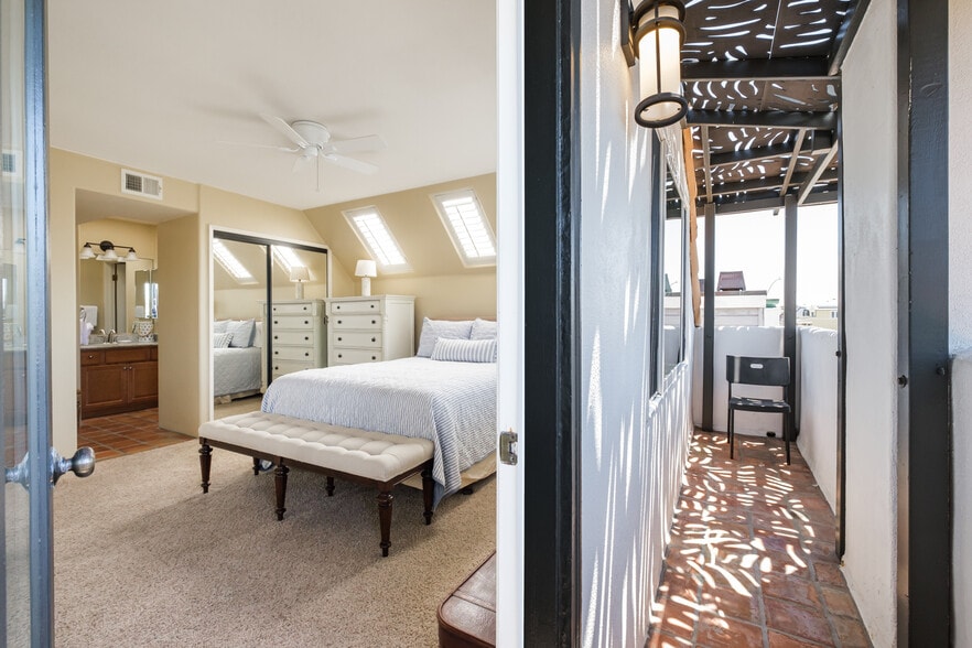 Building Photo - 732 Jersey Ct