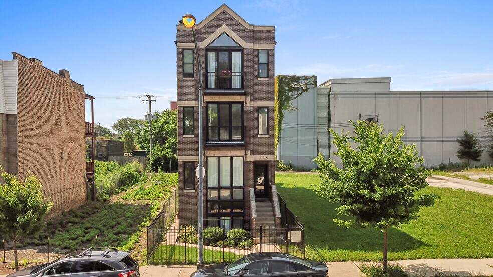 Building Photo - 2539 W Warren Blvd