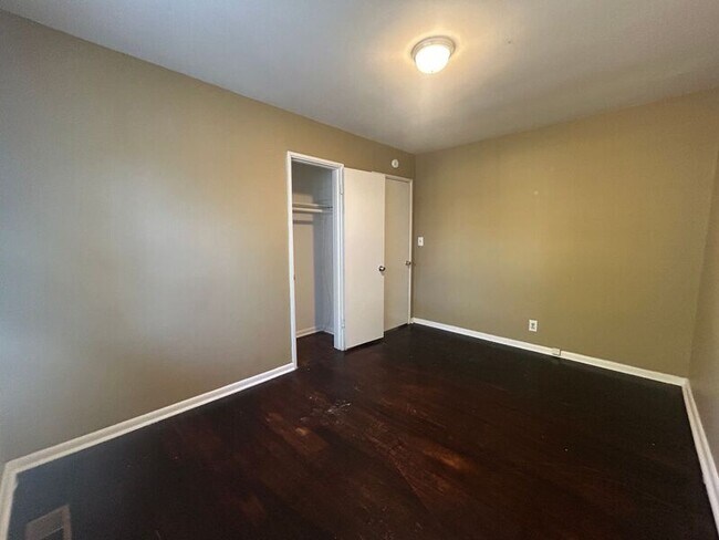 Building Photo - 1136 Broad St