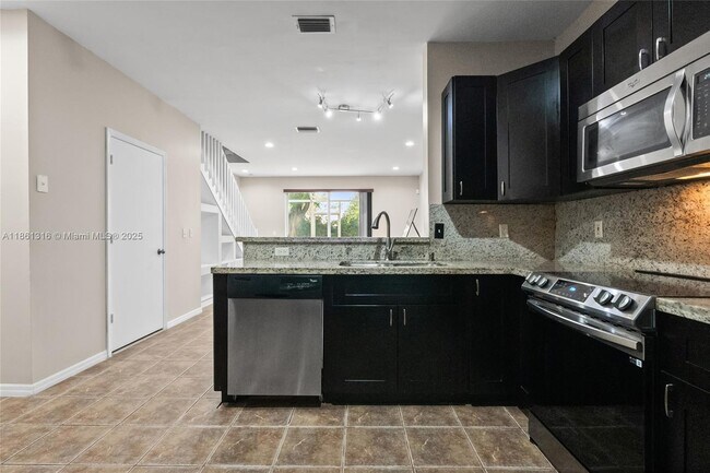 Building Photo - 2082 Madeira Dr