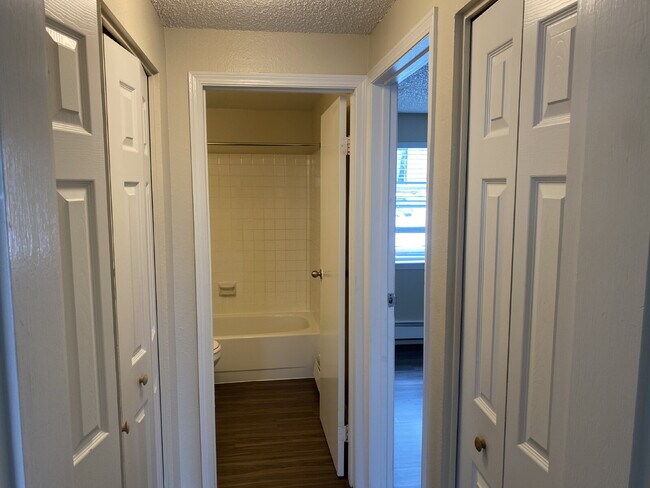 Building Photo - Available Now! – 2 Bed / 1 Bath Condo – Utilities Included