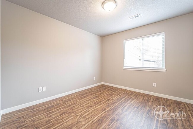 Building Photo - 5609 NE 74th Ct
