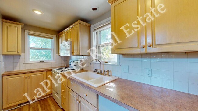 Building Photo - Welcome to this charming 3-bedroom, 1-bath...