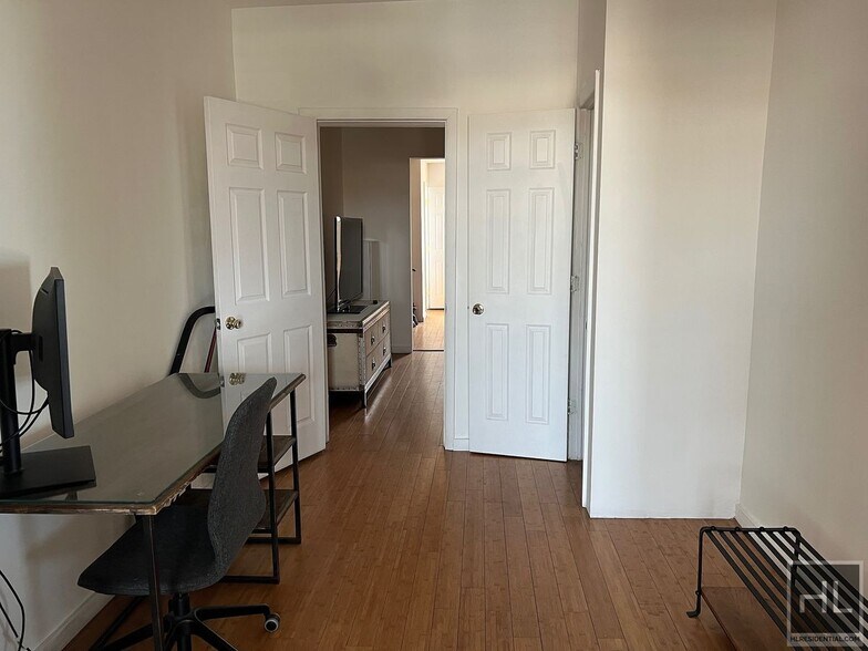 Building Photo - 1.5BR 1BA Red Hook Loft Style Railroad Apa...