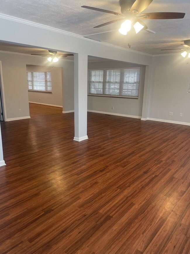 Building Photo - Knoxville 37918 - 3 bedroom, 1.5 bath home in Halls - Contact Lisa Vineyard and Shannon Russell (...