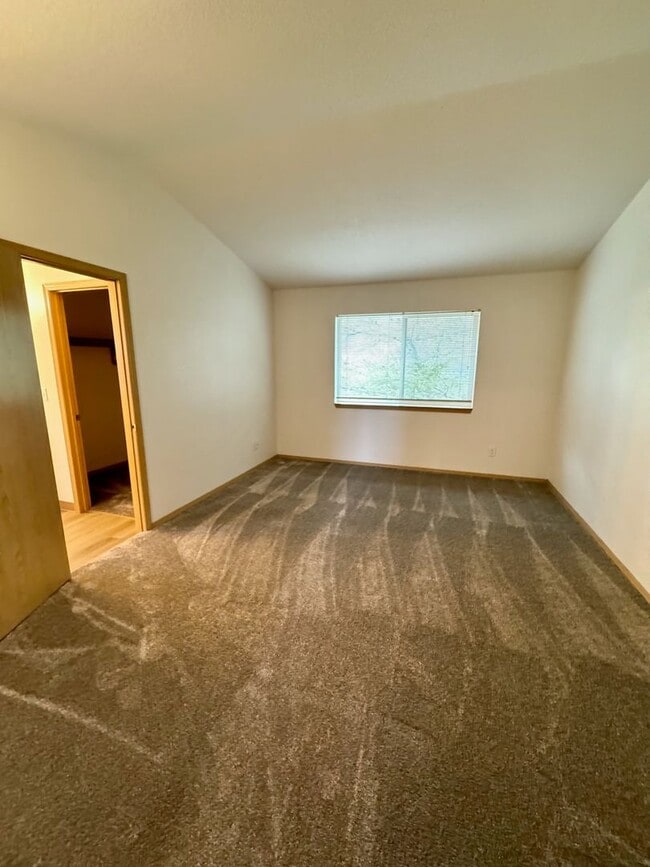 Building Photo - Renovated 2 Bedroom, 1.5 Bath Townhouse wi...