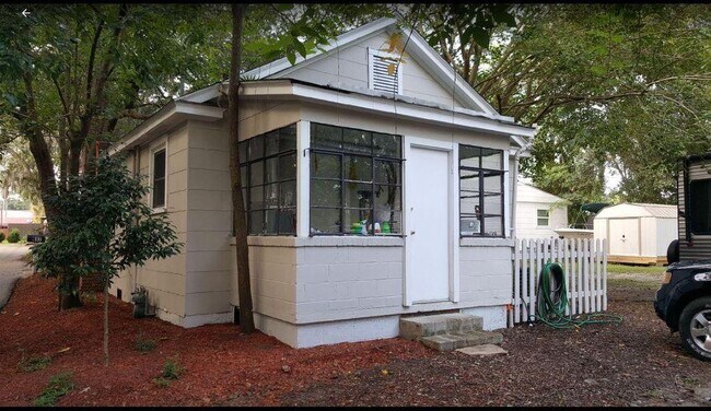 Building Photo - 617 End Dr