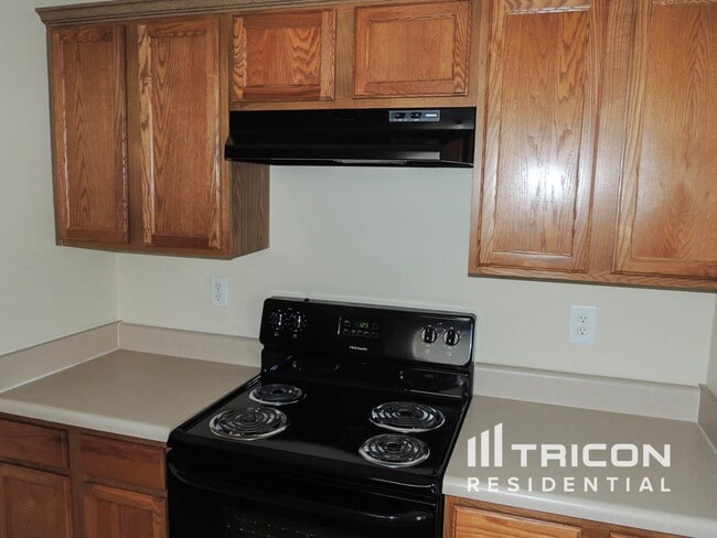 Building Photo - 1311 Meadow Walk Dr